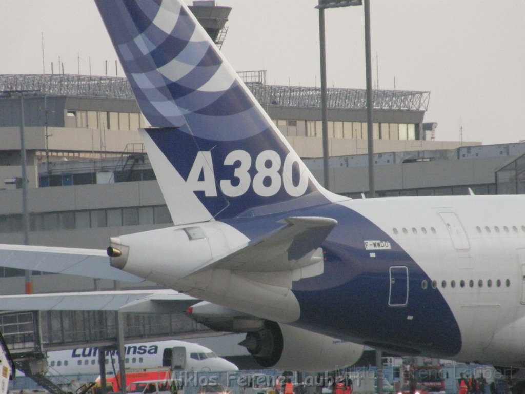 Warten auf den Airbus 380 Koeln Bonn P354.JPG